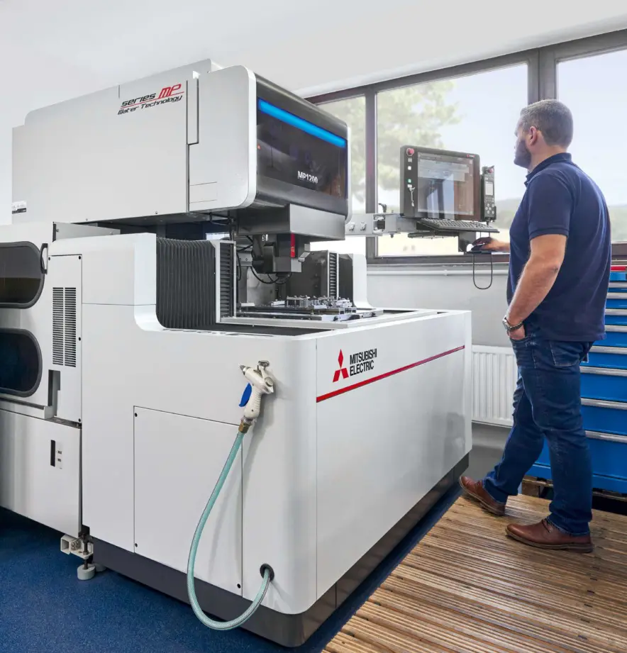 Arbeitsplatz von Drehen, Schleifen, Läppen ist so 2017. Mit der MP1200 Connect geht das in einem Zug …