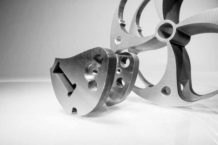 Vierteilige Fertigung aus einem einzigen Werkstück